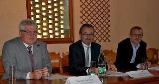 Blicken zuversichtlich in die Zukunft: Daniel Antille (Delegierter des Verwaltungsrats), Raymond Loretan (VR-Pr&auml;sident) und CEO Gilles de Preux von links).