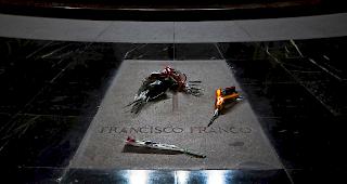 Die sterblichen &Uuml;berreste des spanischen Diktators und Generals Francisco Franco bleiben vorerst, wo sie sind.