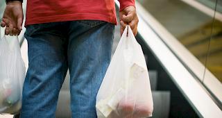R&uuml;ckgang. Die Konsumenten greifen immer weniger auf Einweg-Plastiks&auml;cke zur&uuml;ck.