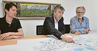 Heikles Dossier. Von links:Stadtarchitekt Roland Imhof, Stadtrat Patrick Hildbrand und Bernhard Straub vom Raum&shy;planungsb&uuml;ro &laquo;Planteam S&raquo; erl&auml;utern die &Uuml;berlegungen hinter dem nun definierten Siedlungsgebiet.