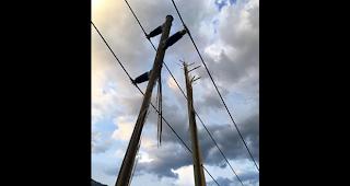 Aufgrund eines Blitzeinschlags wurden am Mittwochabend zwei Stangen 65 kV-Leitung auf dem Gebiet der Gemeinde Grengiols besch&auml;digt.