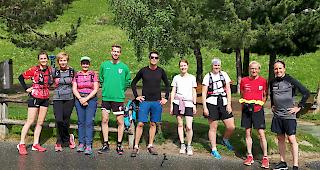 Tolle Erfahrung. Die Laufgruppe flankiert von Sabine Kuonen (ganz links) und Viktor R&ouml;thlin (ganz rechts).