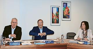 Red und Antwort. Generaldirektor Paul Michellod, VR-Pr&auml;sident Jean-Michel Cina und Direktionsmitglied Sylvia Marra (von links) pr&auml;sentierten gestern den Walliser Medien das Gesch&auml;ftsjahr 2018 der FMV.