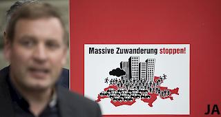<b>Bundesrat sagt Nein.</b> SVP-Nationalrat und AUNS Prr&auml;sident Lukas Reimann sowie weitere Vertreter reichten am 31. August 2018 die Unterschriften zur sogenannten Begrenzungs-Initiative ein.