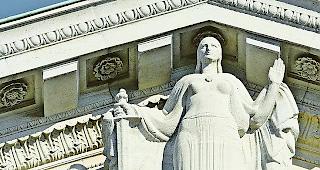 Zur&uuml;ckgepfiffen. Der Anbau eines Chalets in Mund muss laut  den Bundesrichtern nicht abgerissen werden. Foto Keystone