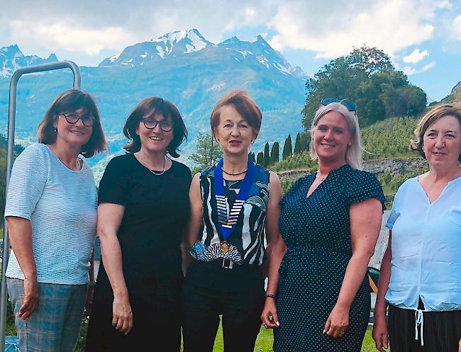 Neuer Vorstand des Inner Wheel Club Oberwallis (v.l.): Lydia Schmid, Manuela Grichting, die neue Präsidentin Marianne Schnidrig sowie Jeannette Lehner und Nicole Ruppen. 