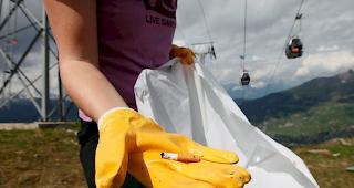 Schmilzt der Schnee auf den Pisten, wird auf Schweizer Skipisten allerlei Weggeworfenes und Verlorenes sichtbar. 