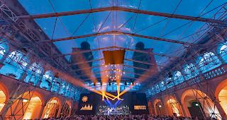 S&auml;ngerin Franziska Wigger auf der B&uuml;hne im Hof des Stockalperschlosses. 