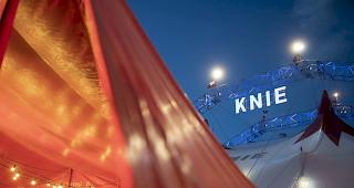 Nach einer Vorstellung des Zirkus Knie in Basel wurden drei Personen durch einen Mann verletzt. Zuvor hatte dieser Artisten des Zirkus angep&ouml;belt. 


