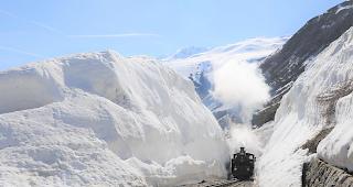 Dieses Jahr muss die Strecke zwischen Realp und Oberwald von besonders grossen Schneemassen befreit werden.