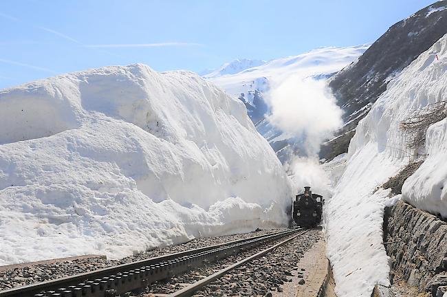 Dieses Jahr muss die Strecke zwischen Realp und Oberwald von besonders grossen Schneemassen befreit werden.