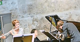 Ungewohnt. Ein Teil des Ensembles &laquo;Aventure&raquo;, welches das diesj&auml;hrige Forum Wallis er&ouml;ffnete: &shy;Ungewohnt ihre Kl&auml;nge, aber anregend ihr Auftritt. Foto wb