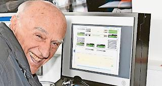 Spass. Alt Bundesrat Hans-Rudolf Merz am Schaltpult der Luftseilbahn: Eine Kabine zu starten, bereitete ihm grossen Spass.