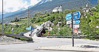 Die G&auml;ste werden schon beim Kreisel in Susten &uuml;ber die Parkplatzsituation in Erschmatt informiert.