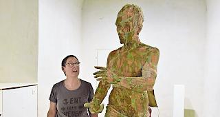 Narziss. Maya Graber neben ihrer Skulptur Narziss in der KVO-Galerie &laquo;zur Matze&raquo;: Diese Figur dr&auml;ngte sich auf, sagt sie. Foto wb