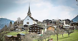 Kampf gegen Abwanderung. Acht moderne Mietwohnungen sollen in Ernen gegen die Abwanderung helfen.Foto WB/Andrea Soltermann