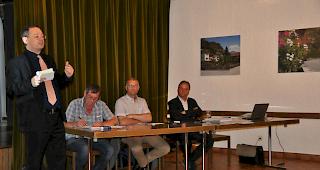 Franz Ruppen, Hanspeter Gsponer, Gerhard Kiechler und Georges Schnydrig (von links) wollen dem Wolf an den &shy;Kragen. Foto wb