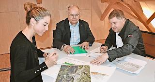 Keine Auszonungen. Deborah Eggel, Niklaus Furger und Philipp Teysseire (von links) haben gute Neuigkeiten f&uuml;r Baulandbesitzer in Visp.Foto wb