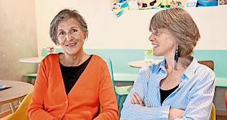 Musik und bildende Kunst. Von links: Denise Eyer-Oggier und Eliane Locher haben sich zusammen mit weiteren &shy;Kunstschaffenden mit dem Thema Kuh auseinandergesetzt.