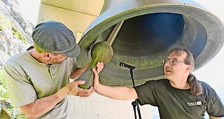 Zur&uuml;ck zu den Wurzeln. Musiker Beat Jaggy (links) und Tontechniker Rico Steiner an der Arbeit f&uuml;r &laquo;The Rock&raquo; in Raron: &laquo;F&uuml;r mich ist dieses Projekt so etwas wie &lsaquo;back to the roots&rsaquo;&raquo;, sagt Tontechniker und Schlagzeuger Rico Steiner.Foto wb