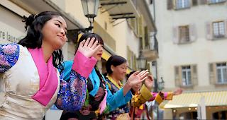 Tibetische T&auml;nzerinnen am Fest der Kulturen in Visp