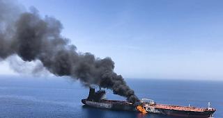 Ein &Ouml;ltanker brennt am Donnerstag 13. Juni 2019 im Golf von Oman.