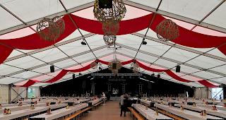 Das Zelt, in dem gestern rund 1500 G&auml;ste anwesend waren, musste wegen eines aufkommendes Sturms vor&uuml;bergehend ger&auml;umt werden.