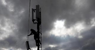 Ein Installationsfachmann montiert im Auftrag der Swisscom ein 5G Antennelement.