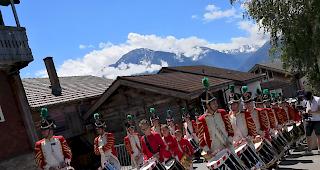 Die Tambouren &laquo;Edelweiss&raquo; des Gastgebers Erschmatt f&uuml;hren den Umzug am Sonntag an.