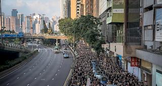 Die weitgehend schwarz gekleideten Demonstranten forderten ein komplettes Aus f&uuml;r das Auslieferungsgesetz.