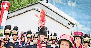 Aufmarschiert. Viel Volk im Festzelt. TPV &laquo;Heidenbiel&raquo; aus Raron-St. German (Mitte) und &laquo;Ahnenstolz&raquo; aus Ausserberg am Umzug.&nbsp;