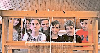 Buntes Werk. Die Sch&uuml;ler der 6H Wiler am Webstuhl.