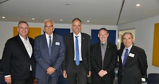 Weihten die Forschungslabors ein: Prof. Dr. Marc Bors (Rektor FernUni), Prof. Dr. Walter Perrig (Vizerektor Forschung FernUni), Staatsrat Christophe Darbellay, Franz Ruppen (Gemeindepr&auml;sident Naters) und Wilhelm Schnyder (Pr&auml;sident FernUni, von links).