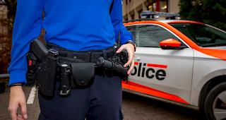 Zwei M&auml;nner ver&uuml;bten am Sonntagabend in Conthey ein Raub&uuml;berfall auf die B&auml;ckerei/Team Room Zenh&auml;usern. Die T&auml;ter sind noch fl&uuml;chtig. (Symbolbild)