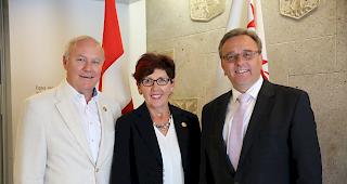 Der aktuelle Grossratspr&auml;sident Gilles Martin (l.) und Staatsratspr&auml;sident Roberto Schmidt bedankten sich am Dienstag in Sitten bei Anne-Marie Sauthier-Luyet, der scheidenden Pr&auml;sidentin des Grossen Rates, f&uuml;r ihr Engagement.