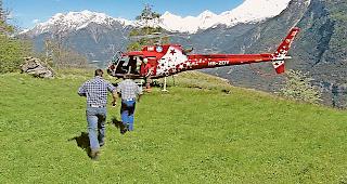 Die &laquo;Genderb&uuml;ebu&raquo; auf dem Weg zum Helikopter der Air Zermatt.&nbsp;