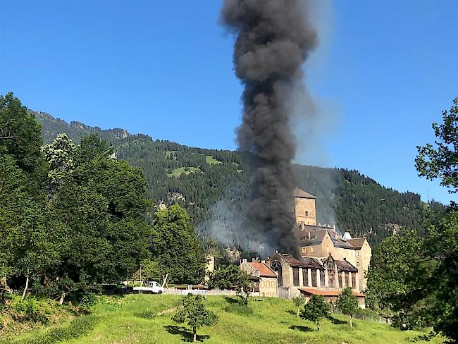 65 Feuerwehrleute haben am Mittwochmorgen in Tomils im bündnerischen Domleschg einen Brand des Schlosses Ortenstein sowie eines Wohnhauses verhindert. 