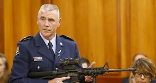 Erste Phase der Waffenkontrollmassnahmen in Neuseeland im April: Polizei Sr. Sgt. Paddy Hannan zeigt dem neuseel&auml;ndischen Gesetzgeber am 2. April 2019 in Wellington ein AR-15-Gewehr, das einer der Waffen gleicht, mit welcher in zwei Moscheen 50 Menschen get&ouml;tet wurden.