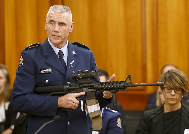 Erste Phase der Waffenkontrollmassnahmen in Neuseeland im April: Polizei Sr. Sgt. Paddy Hannan zeigt dem neuseeländischen Gesetzgeber am 2. April 2019 in Wellington ein AR-15-Gewehr, das einer der Waffen gleicht, mit welcher in zwei Moscheen 50 Menschen getötet wurden.