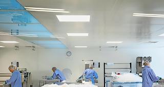 Hohe Frauenquote. Mitarbeiterinnen von Lugaia beim Schweissen und Falten von Schutzverpackungen.