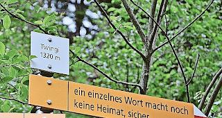 Wegweisend. 119 Stunden gehts zu Fuss bis nach Berlin.