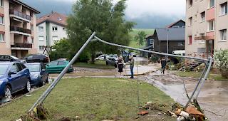 Bei heftigen Gewittern sind im Val-de-Ruz im Kanton Neuenburg am Freitagabend vier Personen verletzt worden, eine von ihnen schwer.