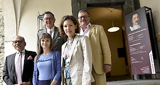 Der Briger Stadtpr&auml;sident Louis Ursprung, Marie-Claude Sch&ouml;pfer-Pfaffen,&nbsp; Gesch&auml;ftsf&uuml;hrerin der Schweizerischen Stiftung f&uuml;r das Stockalperschloss, Rolf Escher, ehemaliger Pr&auml;sdient des Vereins &laquo;Freunde des Stockalperschlosses&raquo;, Anja Wyden-Guelpa, Stftungsratspr&auml;sidentin, und Eduard Brogli, ehemaliger Vizepr&auml;sident des Vereins (von links): Nach der Vereinsaufl&ouml;sung traf man sich im Hof des Stockalperschlosses. Foto wb