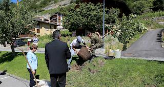 Bundesr&auml;tin Viola Amherd (links) beobachtet gemeinsam mit Gilbert Loretan, Gemeindepr&auml;sident Varen, wie der Baum zu Ehren der Bundesr&auml;tin platziert wird. 