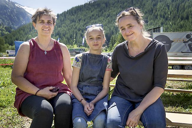 Elsbeth Werlen (55), Lotte Müller (13) und Sigune Eisenmeier Müller (48), Geschinen.