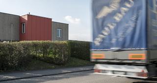 Ausnahmetransporte (Transporte &uuml;ber 40 Tonnen) &uuml;ber das Viadukt bei Riddes sind ab Montag 15.00 Uhr bis auf weiteres untersagt (Symbolbild). 