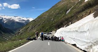 Frontalkollision zweier Motorr&auml;der am Nufenenpass.