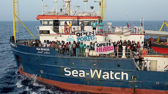 Die Staatsanwaltschaft von Agrigent auf Sizilien leitete am Donnerstag ein Ermittlungsverfahren gegen die Kapitänin der Sea-Watch wegen Beihilfe zur illegalen Einwanderung ein.