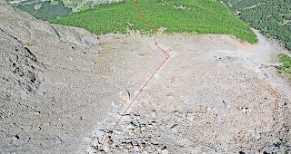 Sturzbahn. Der 150 Tonnen schwere Felsblock rollte vom Grabengufer auf 2800 Meter &uuml;ber Meer in Richtung Tal.