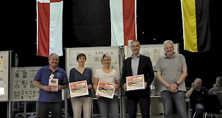Mit Jubil&auml;umsbriefmarke. V.l.: Jean-Louis Borter, Pr&auml;sident Philatelistenverein Oberwallis (PhVO); Laura Kronig, Stadtr&auml;tin Brig-Glis; Judith Kurmann, Gestalterin Sonderbriefmarke 100 Jahre Postauto; Peter Lacher, Leiter Postauto Schweiz und Mitglied der Gesch&auml;ftsleitung; Hans Schwarz, Vertreter Verband Schweizerischer Philatelisten Vereine (VSPhV) Foto wb